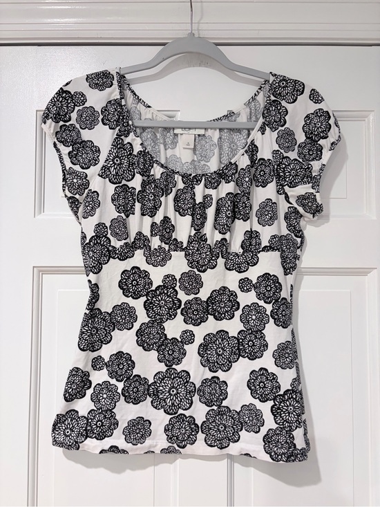 LOFT Tops - LOFT Black and White Floral Short Sleeve Scoop Neck Top